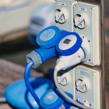 Elektriske systemer og generatorsystemer på yachter: Uavbrutt strøm og sikkerhet 